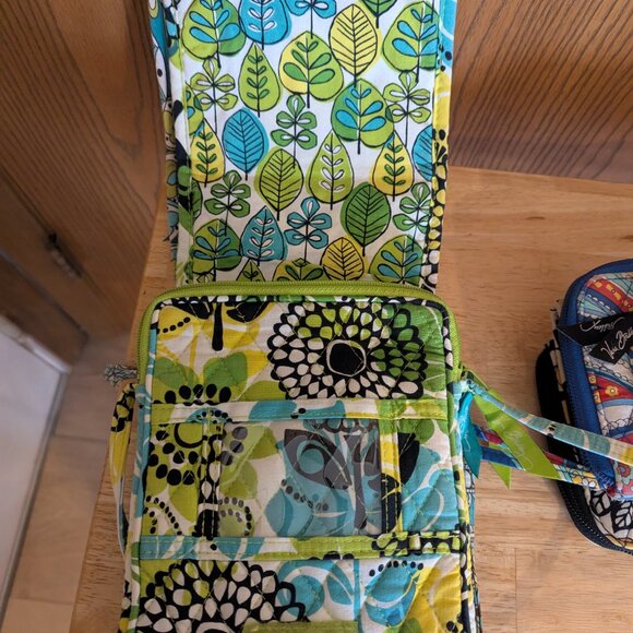 Bundle of 6 Vera Bradley Purses, Wristlets, and Wallets. - Picture 8 of 8